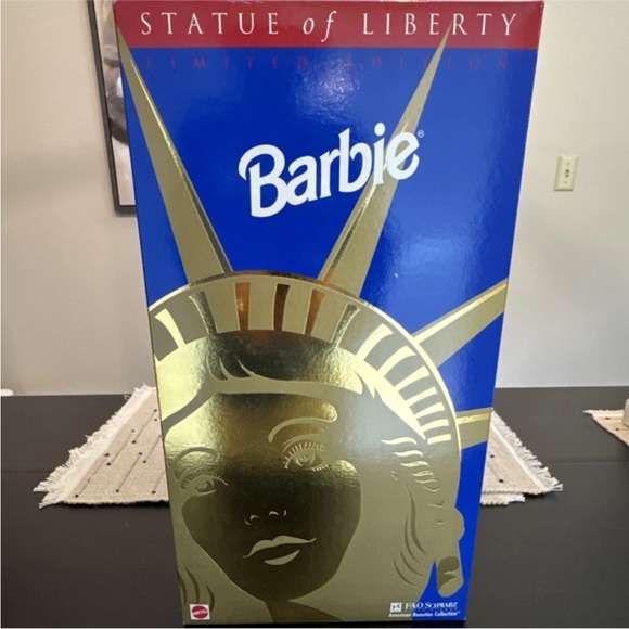 1995 Mattel Barbie FAO Schwarz Statue of Liberty Doll Limited Edition Box